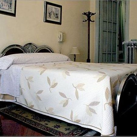 Hostal Delfina Madrid Exteriör bild