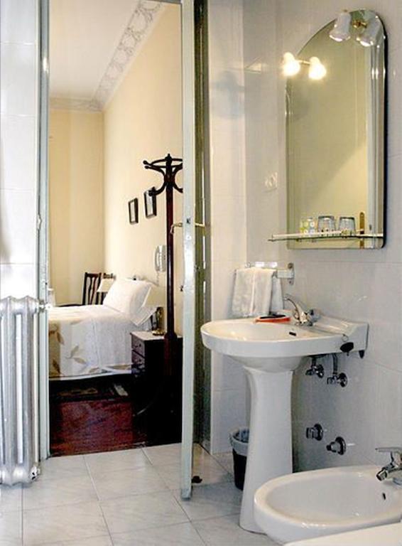 Hostal Delfina Madrid Exteriör bild